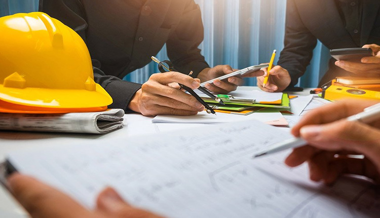 بررسی حقوقی مسئولیت پیمانکار هنگام تأخیر در اجرای قراردادهای پیمانکاری در حقوق ایران و فیدیک